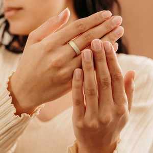 Bague de mariage classique en or massif 18 carats avec diamants pavés véritables, bande large et épaisse pour occasions de fête féminines - Product Image 4