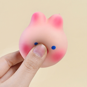 ของเล่นบีบแก้เครียดรูปหมูและกระต่ายลายดอกซากุระสีชมพูน่ารัก นุ่มนิ่ม ขายดี - Product Image 2