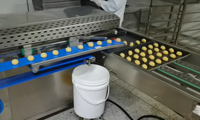 Ligne de production industrielle automatique ADMF pour l'alignement des plateaux en acier inoxydable pour pain, biscuits, croissants et maamoul
