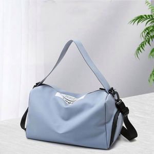 Sac de sport pour femme résistant à l'eau avec logo personnalisé, compartiment à chaussures, sac de sport pour entraînement physique - Product Image 3