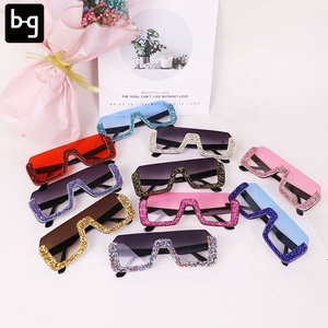 <span class=keywords><strong>2025</strong></span> rộng khung Thiết kế kính mát xác thực tùy chỉnh Bling <span class=keywords><strong>Fancy</strong></span> kính mắt cho phụ nữ vuông Sun Glasses - Product Image 1