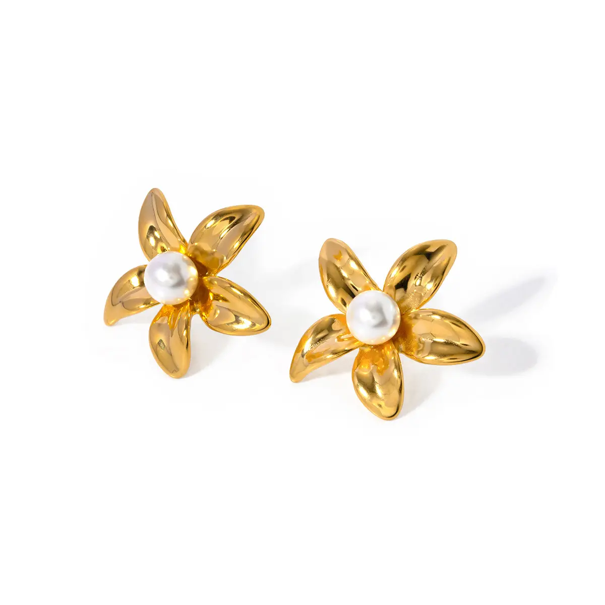 新しいデザインのトレンディな変色のないイヤリングステンレス鋼18Kゴールドメッキの花の形をした女性のための梨のスタッドピアス