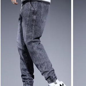 Pantalones vaqueros rectos para hombre con detalle de borde y efecto desgastado, modelo Repetición a granel - Product Image 1