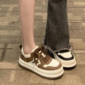 Zapatillas de deporte con aumento de altura y punta redonda de estrellas a la moda, zapatillas informales para correr en el campus para mujer, zapatillas <span class=keywords><strong>blancas</strong></span> para hombre - Product Image 3