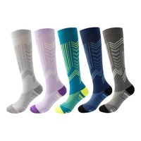 Chaussettes de compression sportives rayées tricotées montantes à séchage rapide anti-frottement en nylon ODM pour le cyclisme, la course et le saut