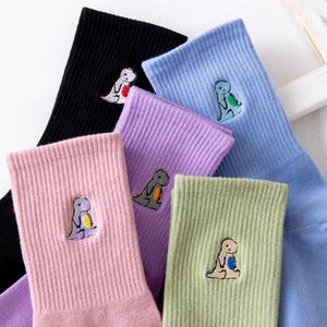 Chaussettes de mode pour femmes avec logo personnalisé pour l'hiver Chaussettes unisexes chaudes avec broderie de dessins animés de dinosaures pour femmes heureuses - Product Image 5