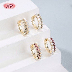 Aretes de Aro con Perlas y Circonia Roja, Chapados en Oro de 18K, con Perlas Onduladas y Circonia Roja, Fabricante de Joyería - Product Image 2