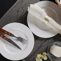 Service de table créatif de style golf en porcelaine fine blanche, comprenant des bols et assiettes ronds en relief, avec kit de baguettes