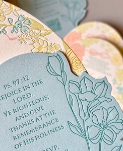 Invitation de mariage ovale en papier coton texturé gaufré floral rose crème et bleu de luxe avec enveloppe RSVP et code QR, impression personnalisée - Product Image 3