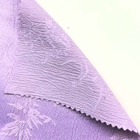 Tissu jacquard élégant en lavande claire avec motif floral froissé, bon tombé pour vêtements féminins