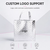 Sac fourre-tout non tissé réutilisable écologique avec logo personnalisé à rayures imprimées conception de surbrillance au laser en gros pour l'épicerie