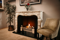 Cheminée en marbre blanc artisanal, cadre moderne classique avec piliers de support, autoportante, taille personnalisée, pour salon intérieur, télécommandée