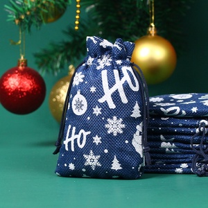 Sacs en toile de jute pour friandises de Noël 10*14cm, sacs cadeaux suspendus en jute colorés, sacs à cordon personnalisables, impression de logo disponible - Product Image 2