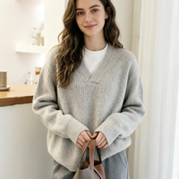 Ensemble confortable pull en maille gris à col en V et pantalon de détente assorti - Inspiration chic et minimaliste pour femme pour l'automne et l'hiver