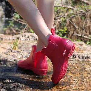 <span class=keywords><strong>Bottes</strong></span> <span class=keywords><strong>de</strong></span> <span class=keywords><strong>pluie</strong></span> en silicone <span class=keywords><strong>de</strong></span> Corée avec fonction respirante, chaussures imperméables promotionnelles avec semelle en caoutchouc et couleurs <span class=keywords><strong>transparentes</strong></span> - Product Image 2