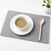 Set de table rectangulaire gris découpé en feutre polyester pour restaurant