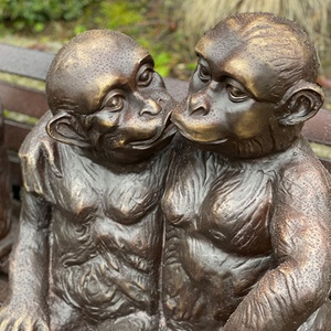 Estatua de Bronce de los <span class=keywords><strong>Tres</strong></span> <span class=keywords><strong>Monos</strong></span> <span class=keywords><strong>Sabios</strong></span> en un Banco, Escultura de Mono Sentado en un Banco de Bronce Fundido - Product Image 5