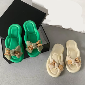 Tendance mode féminine : tongs avec pendentif ours en peluche, nouveau design, semelle souple, confortable, avec nœud décoratif - Product Image 3