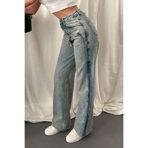 Jeans pour femmes à fente latérale effet délavé, produit en gros - Product Image 3