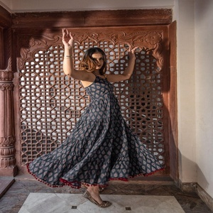 ชุดเดรสยาวลายดอกไม้สไตล์วินเทจ สายคล้องไหล่ สำหรับผู้หญิง ผ้าฝ้าย 100% ระบายอากาศ แห้งเร็ว รับผลิตแบบ ODM - Product Image 4