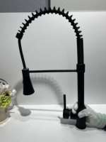 Robinet de cuisine moderne en acier noir à installation unique sur plan, mitigeur intelligent chaud/froid avec douchette extractible et rotation à 360°, en céramique