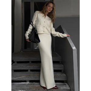 <span class=keywords><strong>Gonna</strong></span> da donna a <span class=keywords><strong>maglia</strong></span> a due pezzi alla moda Cardigan monopetto bianco morbido e sottile gonne lunghe Set 2024 abiti femminili eleganti - Product Image 1