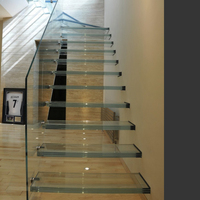 Escaliers flottants en verre modernes et durables avec construction en acier-bois et garde-corps en verre intérieur