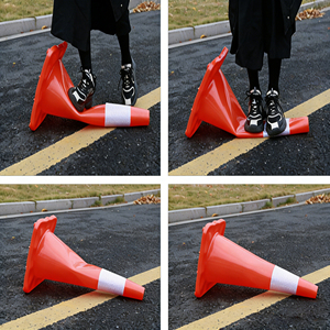 Cono <span class=keywords><strong>Stradale</strong></span> in Plastica con Riflettente ad Alta Intensità, Protezione IP68, Design Sottile Quadrato, Previene Incidenti, Migliora la Sicurezza nel Traffico - Product Image 4