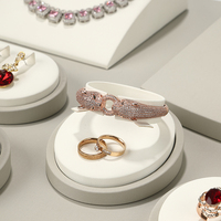 Support de présentation de bijoux en cuir PU personnalisable DIGU, fabricant de présentoirs pour colliers et bagues pour les bijouteries