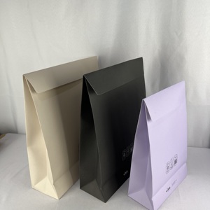 Sac de Courrier en Carton Kraft Blanc Extensible Écologique et Durable avec Soufflet et Logo Imprimé en Offset pour Vêtements - Product Image 6