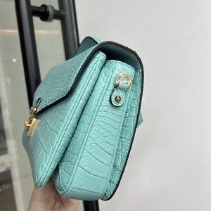 Sac à main enveloppe en cuir de crocodile bleu avec fermeture à fermoir doré, sac élégant à bandoulière unique pour femme, pour un usage quotidien - Product Image 6