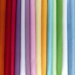 Serviettes de table jetables en polyester filé 100 %, unies, très résistantes, personnalisables en couleur pour restaurants et usage domestique – Vente en gros - Product Image 2