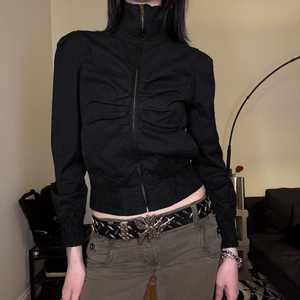 Chaqueta plisada extragrande con cuello levantado para mujer de primera calidad al por mayor, abrigo térmico cálido con bolsillo y cremallera negra, prendas de vestir exteriores de alta calidad - Product Image 1