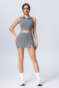 Comodo completo sportivo con colletto polo, piccolo scollo a risvolto, delicato design a V e gonna in stile tennis. - Product Image 1