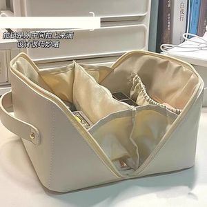 Trousse de maquillage portable pour femmes, grande capacité, trousse de toilette portable idéale pour les voyages, nouveau style pour les sorties et les voyages. - Product Image 1