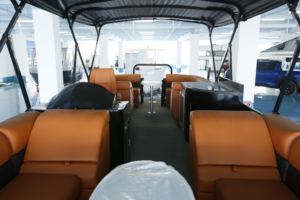 Pontone da 27 Piedi ad Alta Velocità con Motore Fuoribordo Jet per Crociera e Intrattenimento - Product Image 5