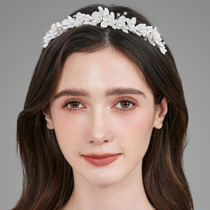 Nouveau <span class=keywords><strong>serre</strong></span>-tête floral artisanal en alliage argenté et doré avec perles et cristaux pour mariages et bals de promo 2026 - Product Image 1