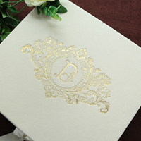 Boîte en velours crémeux personnalisée haut de gamme avec invitation et cadeaux en acrylique miroir doré et ruban à franges