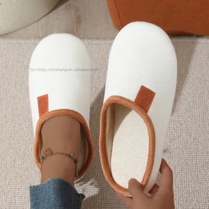 Vente en gros de nouvelles technologies : pantoufles simples de style japonais et coréen pour la maison, avec logo personnalisé, sans minimum de commande - Product Image 1