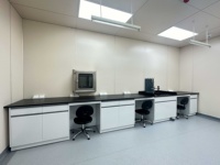 Table d'appoint centrale tout acier pour laboratoire scientifique avec armoire murale de rangement et équipement pour salles informatiques