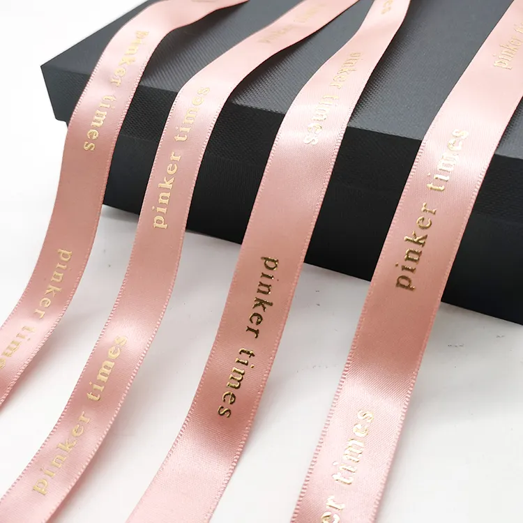 Individuelles 15 mm glänzendes Gold-Satin-Band Einseitiges Röntgenband rosa Blumen-Band Kosmetik-Geschenkverpackungsband