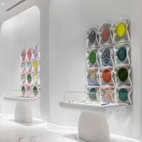 Vitrine de présentation de bijoux minimalistes entièrement blanche pour magasin de luxe, solution complète de conception de magasin et de vitrine tout-en-un, directement de l'usine