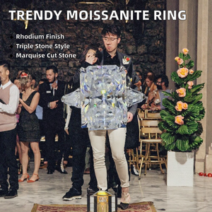 Anillo de Tres Piedras de Moissanita Delicado, Chapado en Platino, Plata S925, Joyería Fina, con Engaste Clásico de Puntas, 5g, Tishya Diamond Trendy - Product Image 2