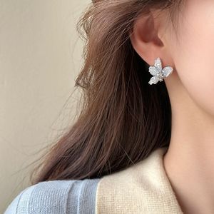 Pendientes de tuerca de flor de concha de mariposa de cristal azul y rosa degradado de moda para mujer para Bodas de primavera y verano dulce y atractivo - Product Image 2