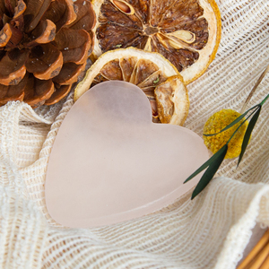 Placa de massagem facial artesanal brilhante, ferramenta de massagem em forma de coração, pedra de quartzo rosa Gua Sha, ideal para uso em pedras - Product Image 4