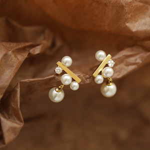 Pendientes de circonita blanca para mujer, estilo sencillo, imitación de perla, acero inoxidable, chapados en oro, con un solo diamante y perla. - Product Image 2