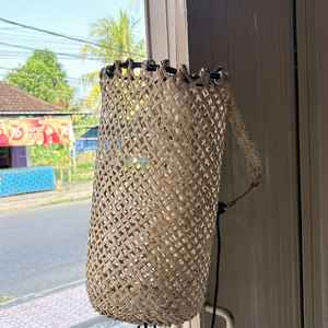 Sac à dos en paille Lontar brodé à la main, style bohème, fermeture ouverte, idéal pour un usage quotidien – Meilleure vente en Indonésie - Product Image 1