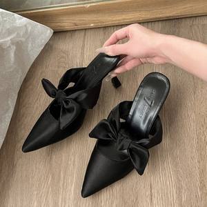 Chanclas de verano con elegantes lazos de lentejuelas en forma de gota de agua al estilo francés y impresionantes tacones de cuña de una sola tira. - Product Image 2