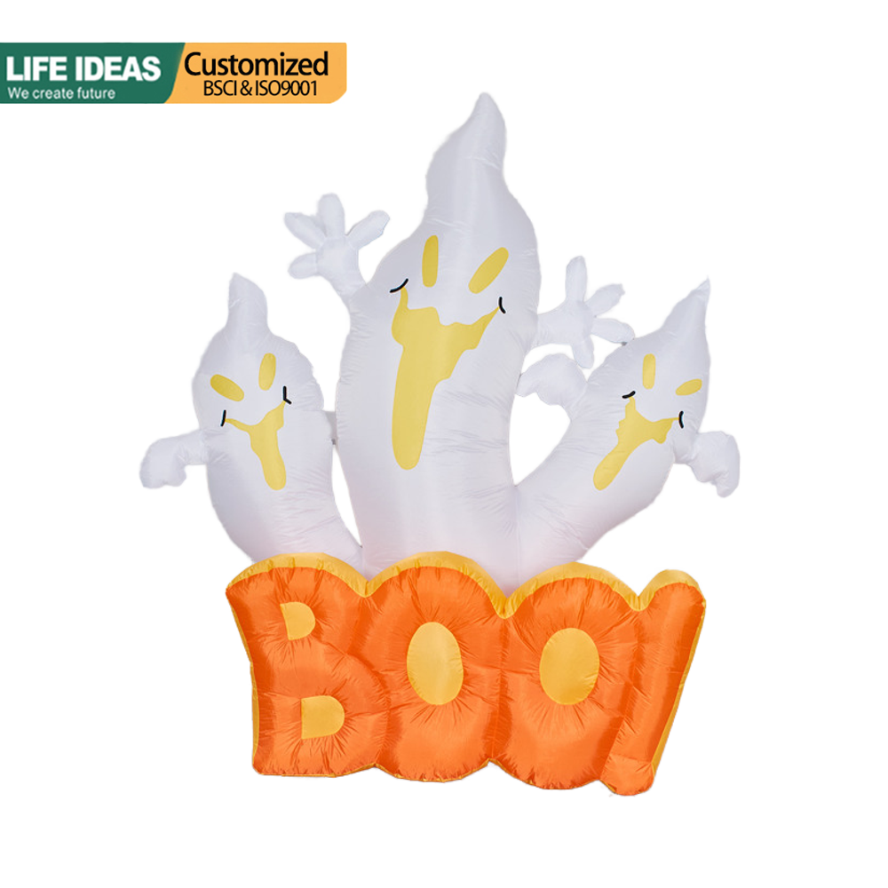 Trois fantômes effrayants qui explosent en tenant des signes Boo