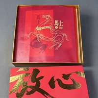 Ensemble cadeau d'entreprise de luxe avec journal relié et marque-page en métal doré dans une boîte dorée de qualité supérieure